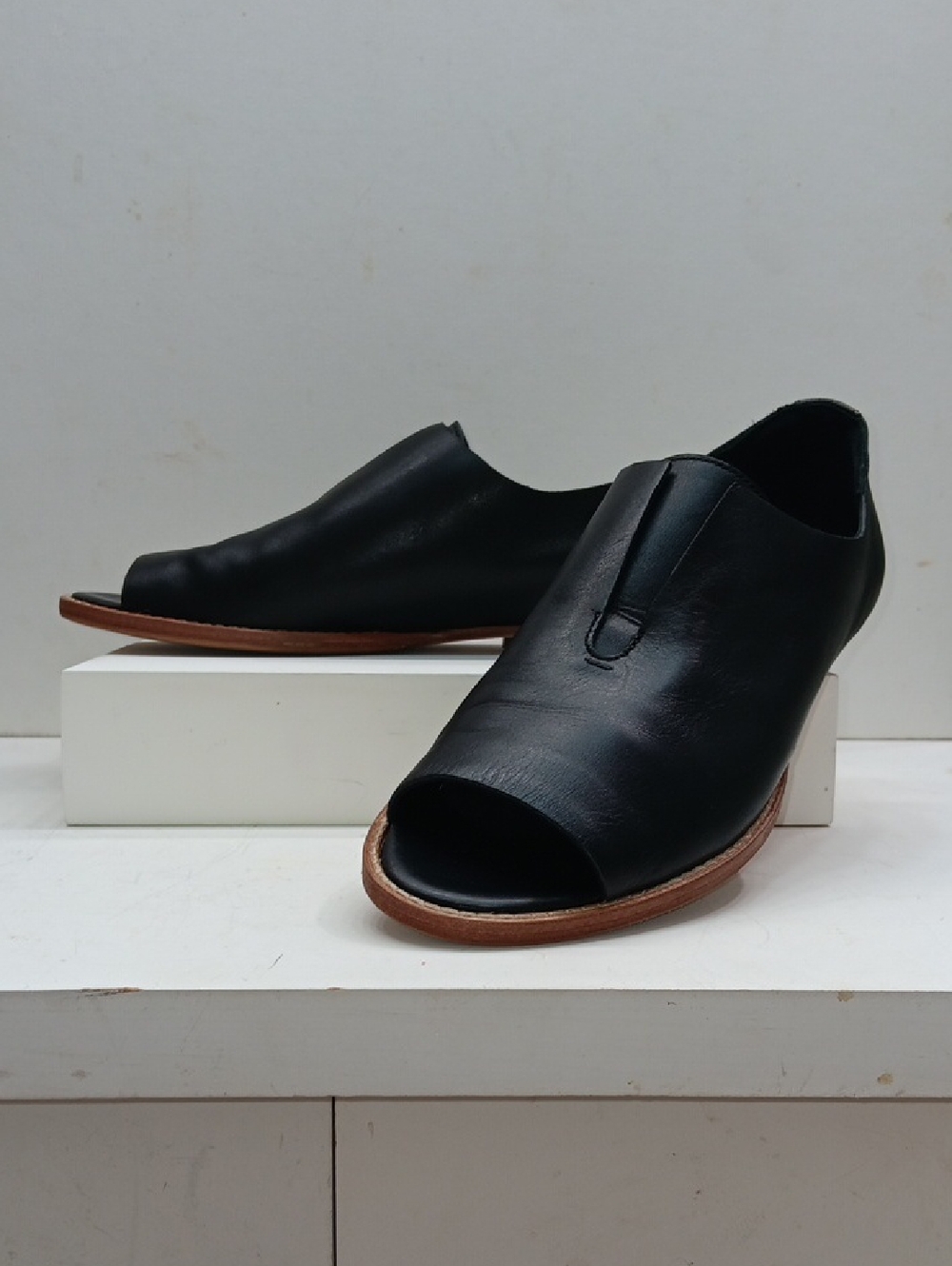 Vero Cuoio Black Leather Open-Toe Slide Sandals with Tan Sole